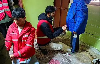 Diyadin Kızılay'dan gıda ve kışlık giyim desteği