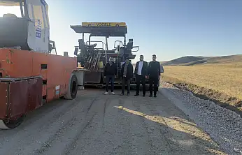 Diyadin'de köy yolları yenileniyor, talepler sahada dinleniyor