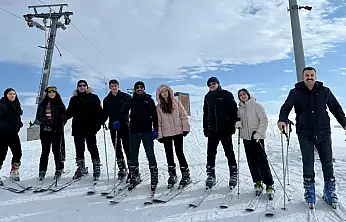 Doğa Koleji lise öğrencileri Küpkıran'da karın tadını çıkardı