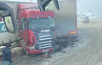 Doğubayazıt-Ağrı karayolunda makas atan tır trafiği birbirine kattı