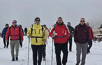 Doğubayazıt'ın doğa tutkunları kar kış dinlemeden yürüyüşlerini tamamladı