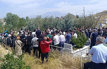 Doğubayazıt'ın sevilen kanaat önderi Eryılmaz son yolculuğuna uğurlandı