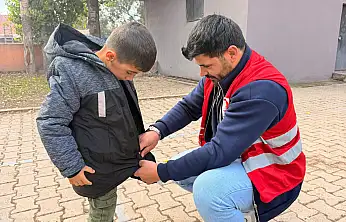 Doğubayazıt Kızılay, Güllüce köyünde kışlık kıyafet dağıttı