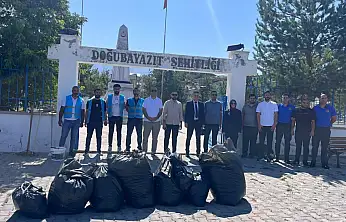 Doğubayazıt'ta 15 Temmuz öncesi şehitlikte anlamlı temizlik çalışması