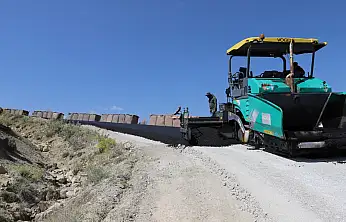 Doğubayazıt'ta 3,7 kilometrelik yol sıcak asfaltla buluştu
