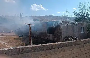Doğubayazıt'ta alevlerin sardığı ev kullanılamaz hale geldi