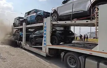 Doğubayazıt'ta araç yüklü tır alev aldı! Lastik patladı, yangın araçlara sıçradı