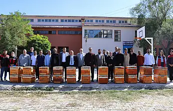 Doğubayazıt'ta arıcılara 108 kovan desteği sağlandı