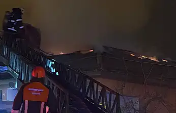 Doğubayazıt'ta bir evin çatısı alevlere teslim oldu