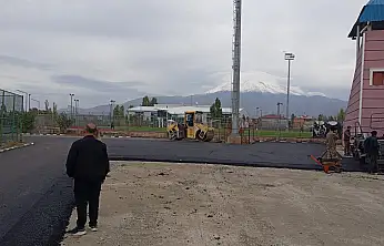 Doğubayazıt'ta çocukluğun izlerini taşıyan stadyum yolu asfalta kavuştu