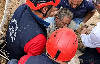 Doğubayazıt'ta ev çöktü! Enkaz altında zamanla yarış