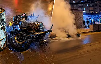 Doğubayazıt'ta feci kaza! Sürücü metrelerce savruldu, motosikleti alev topuna döndü