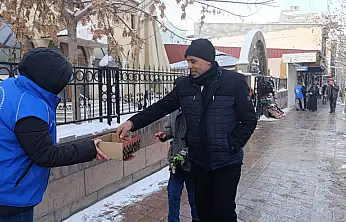 Doğubayazıt'ta gençlerden anlamlı ikram