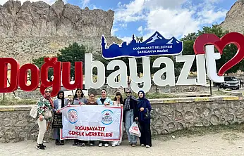 Doğubayazıt'ta işaret dili kursiyerleri tarihi mekânları gezdi