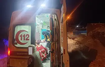 Doğubayazıt'ta karla kapalı yolda sağlık ekiplerinin zorlu kurtarma çabası