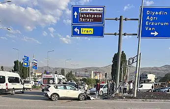 Doğubayazıt'ta kontrolden çıkan otomobil direğe çarptı