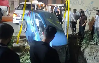 Doğubayazıt'ta el freni çekilmeyen araç dereye düştü