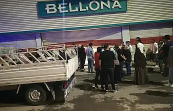 Doğubayazıt'ta kontrolden çıkan otomobil mobilya mağazasına girdi