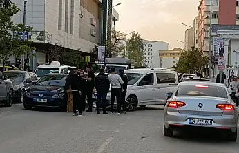 Doğubayazıt'ta korkutan kaza: İki araç çarpıştı