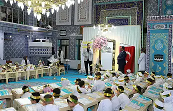Doğubayazıt'ta minik öğrenciler ilk besmelelerini çekti