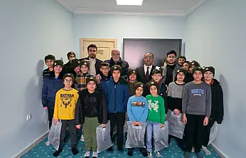 Doğubayazıt'ta öğrencilerin yüzünü güldüren kış yardımı