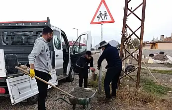 Doğubayazıt'ta okul önlerine yeni trafik levhaları yerleştirildi