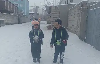 Doğubayazıt'ta sabah saatlerinde kar etkili oldu