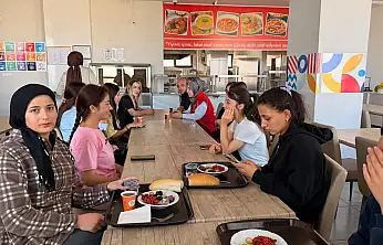 Doğubayazıt'ta yurtlara gelen gençlere 'Çaya Geliyoruz' karşılaması