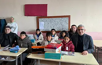 Minik öğrencilere kış hediyeleri dağıtıldı, gönüller ısındı