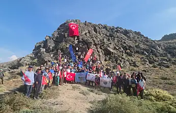 Doğubayazıtlı dağcılar Cumhuriyet için 10 kilometre yürüdü! Türk bayrağı açıldı