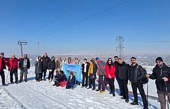 Doğubayazıtlı doğaseverler Küpkıran'da kayak yaptı