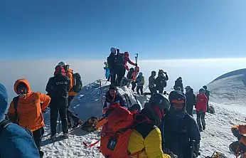 Dünyanın tüm renkleri Ağrı'nın zirvesinde