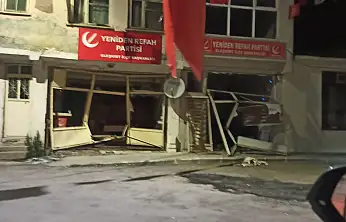 Eleşkirt'te bir kişi traktörle parti binasına daldı, kaçarken yakalandı