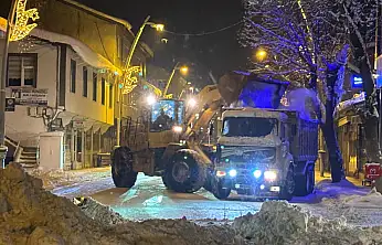 Eleşkirt'te kar nöbeti: Ekipler gece boyunca çalıştı