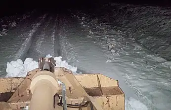 Eleşkirt'te köy yolları gece mesaisiyle açılmaya devam ediyor