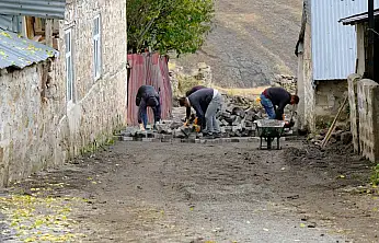 Eleşkirt'te köy yolları yenileniyor