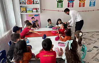 Eleşkirt'te minik öğrencilere Müftü Salı'dan sürpriz
