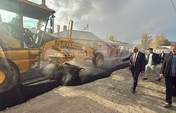 Eleşkirt'te yeşil seferberlik: Başkan ve meclis üyeleri fidan dikti