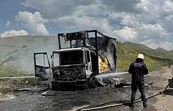 Erzurum-Ağrı kara yolunda alevlere teslim olan kamyon kullanılamaz hale geldi
