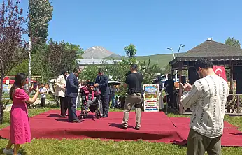 Evde eğitim gören Ahmet Göktaş'ın karne sevincine protokol ortak oldu
