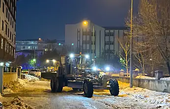 Fırat Mahallesi'nde anonslu müdahale: Sokaklar buzdan temizlendi