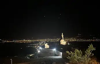 Gece ziyaretlerinin vazgeçilmez noktası İshak Paşa Sarayı'nda görsel şölen