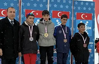 Genç kayakçılar Yüksekova'da Ağrı'yı başarıyla temsil etti