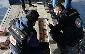 Gürbulak'ta tırın tüpüne gizlenmiş 5 kilo 202 gram uyuşturucu ele geçirildi
