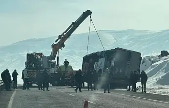 Gürbulak yolunda tır devrildi