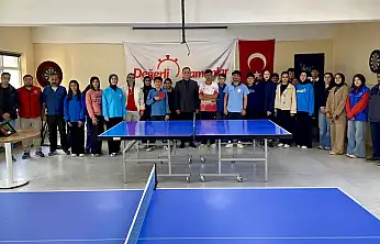 Hamur'da masa tenisi turnuvasında kıyasıya mücadele