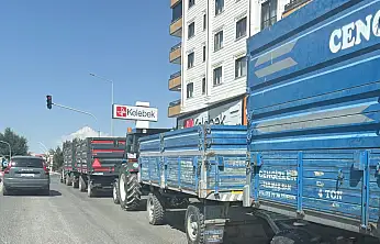 Hasat tarlada, trafik Ağrı'nın göbeğinde kilitlendi!