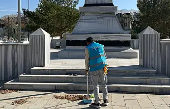 Hükümlüler, Doğubayazıt Şehitliği'nde temizlik çalışması gerçekleştirdi