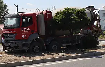 Iğdır'da zincirleme kaza: otomobil beton mikserlerinin arasında kaldı