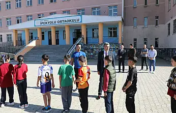 İl Müdürü Çakan İpekyolu Ortaokulunda öğrenci ve öğretmenlerle buluştu